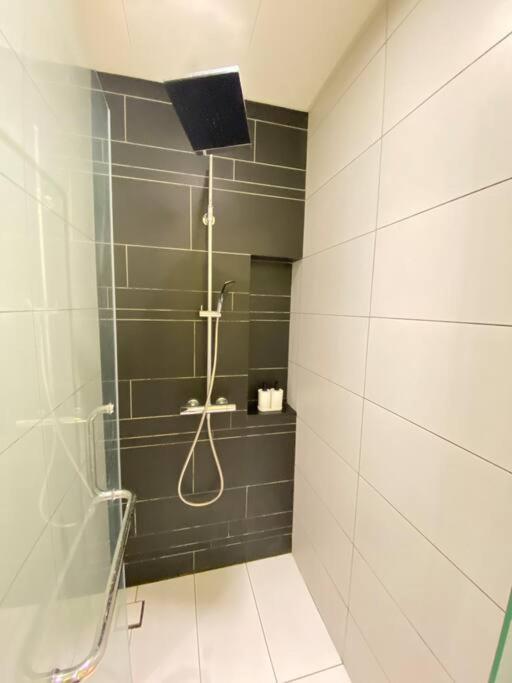 Anggun Modern With Netflix 3mins To Monorail Kl Near Klcc * Kuala Lumpur